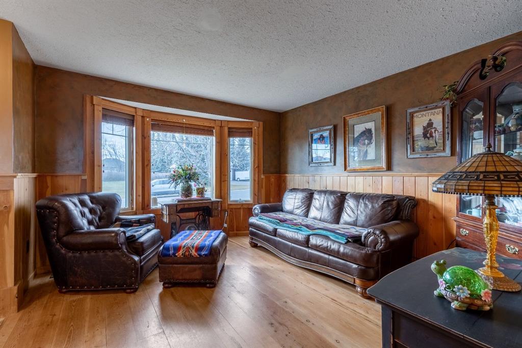 Picture for 583 8 Avenue W