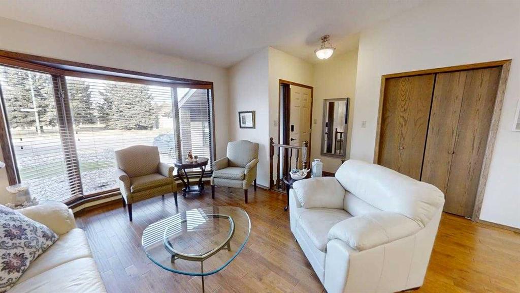 Picture for 42 Ridgewood Boulevard W