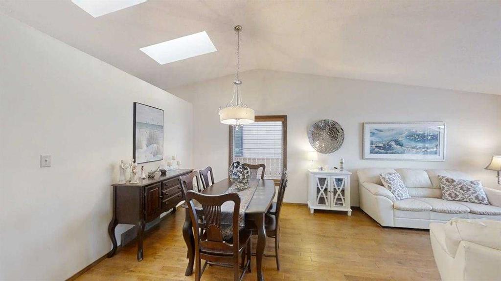 Picture for 42 Ridgewood Boulevard W