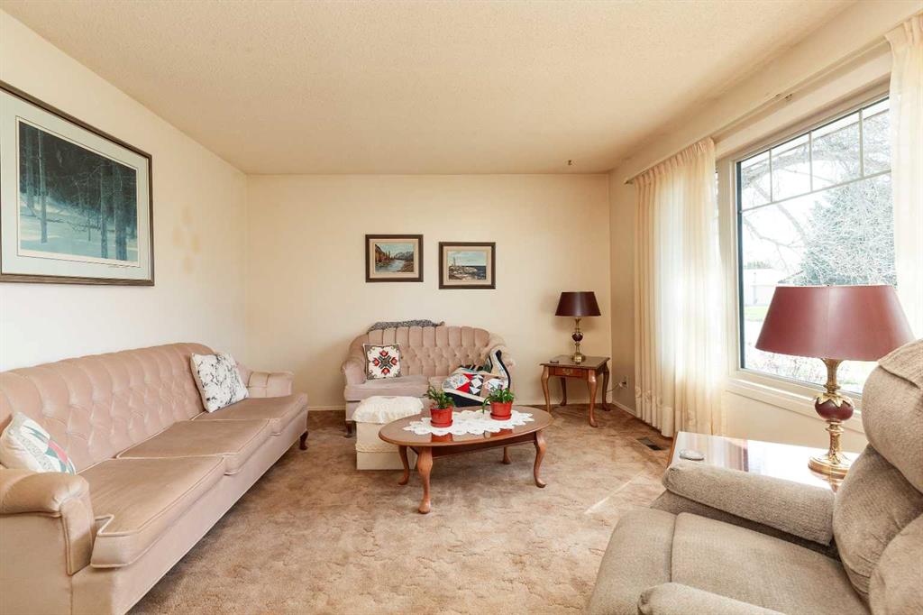 Picture for 61 Park Meadows Boulevard N