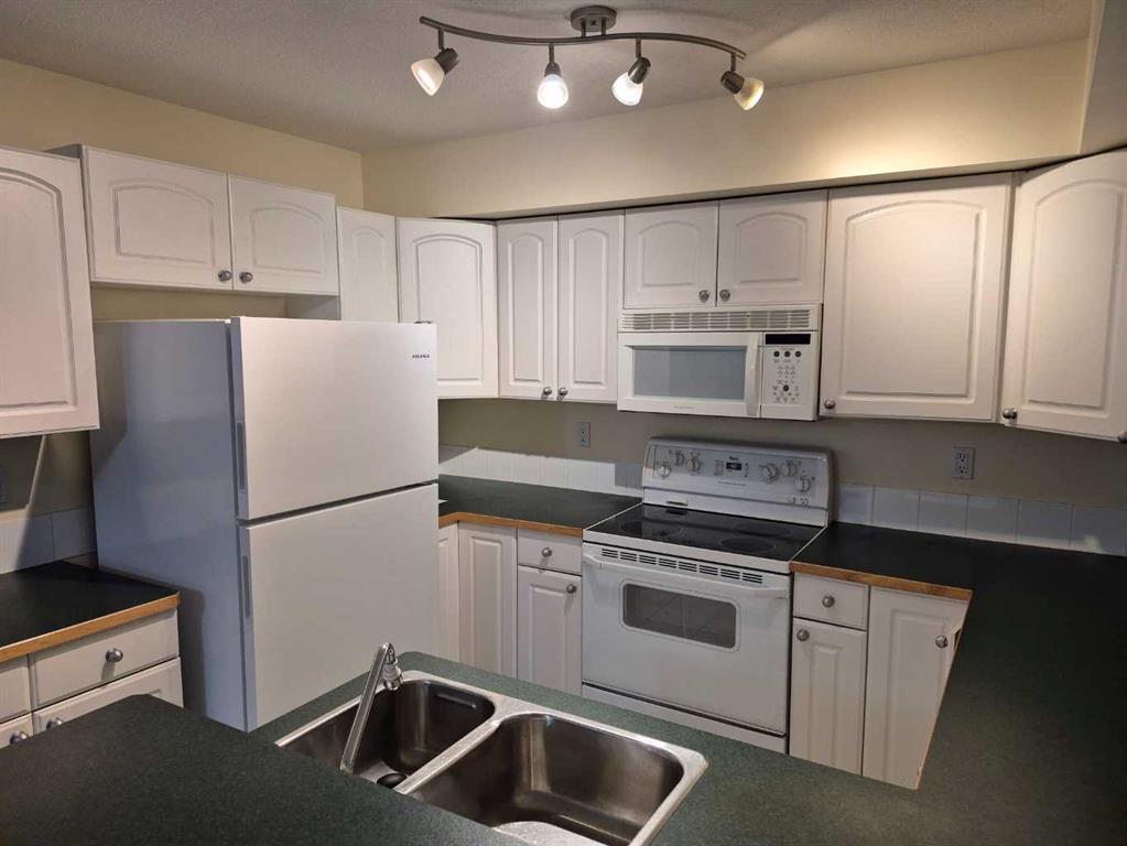 Picture for 212, 23 Chilcotin Lane W