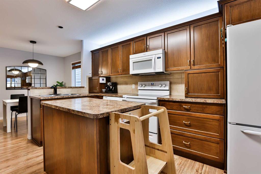 Picture for 4, 641 12A Street N