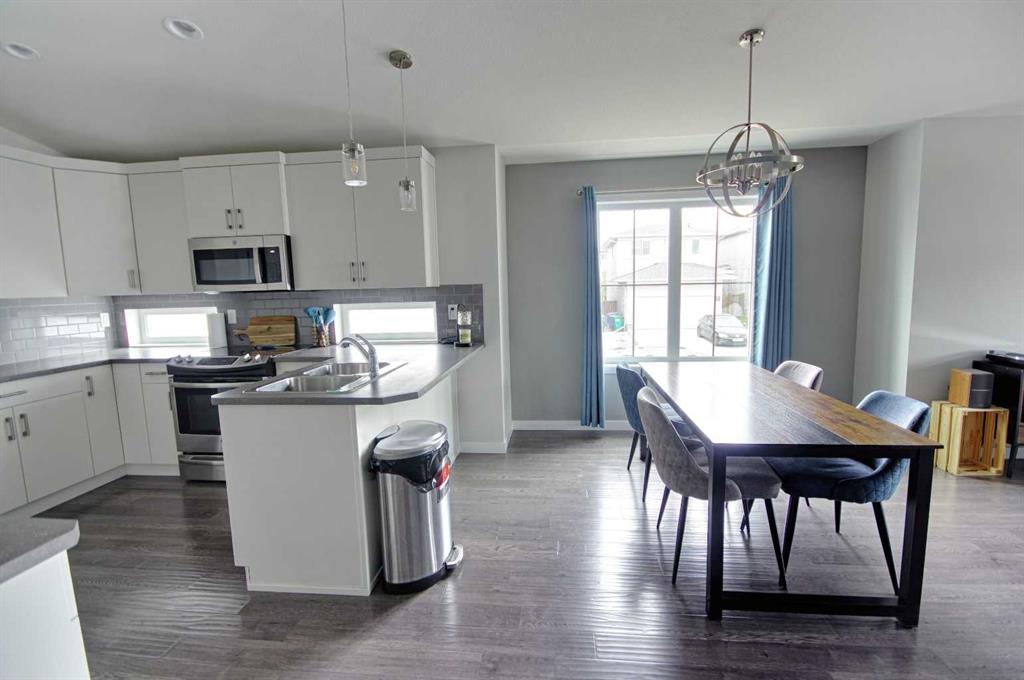 Picture for 643 Moonlight Lane W