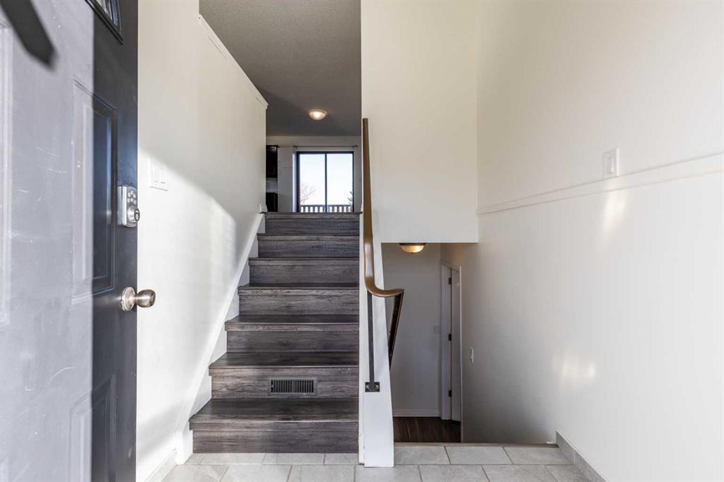 Picture for 32 Rossland Boulevard SE