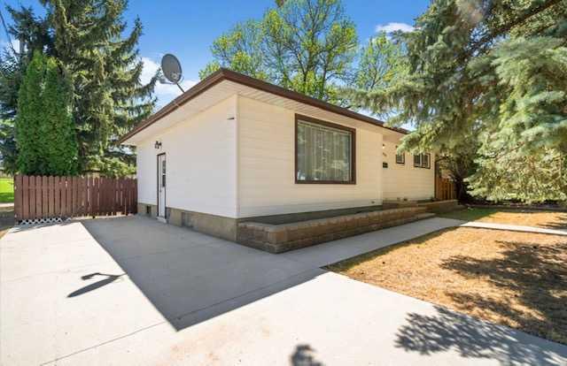 Picture for 423 12 Street NE