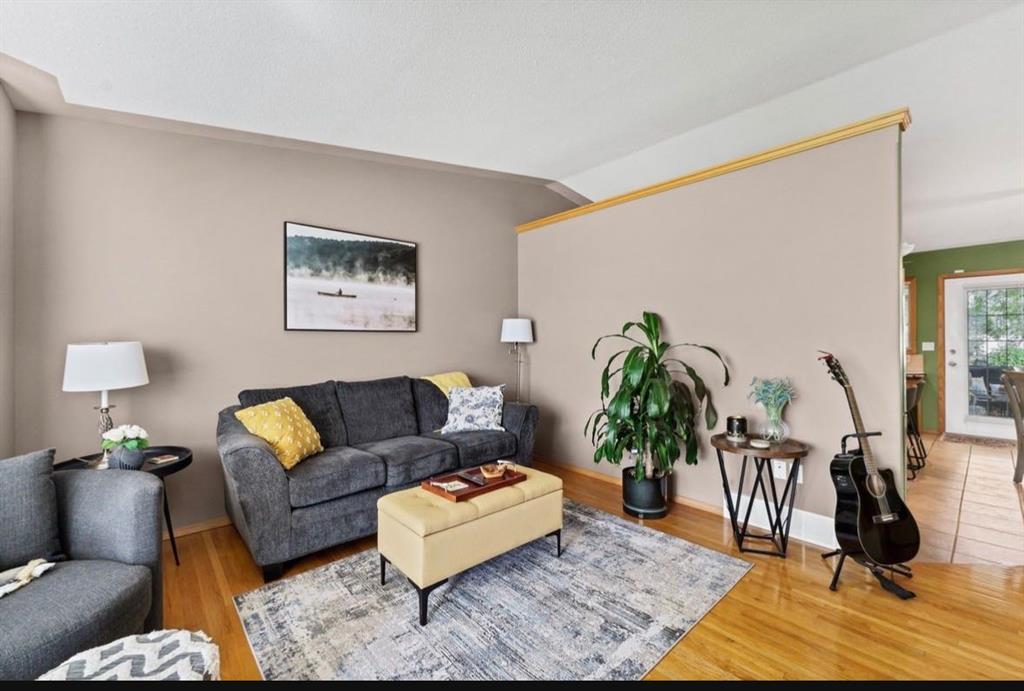 Picture for 94 Perry Crescent NE