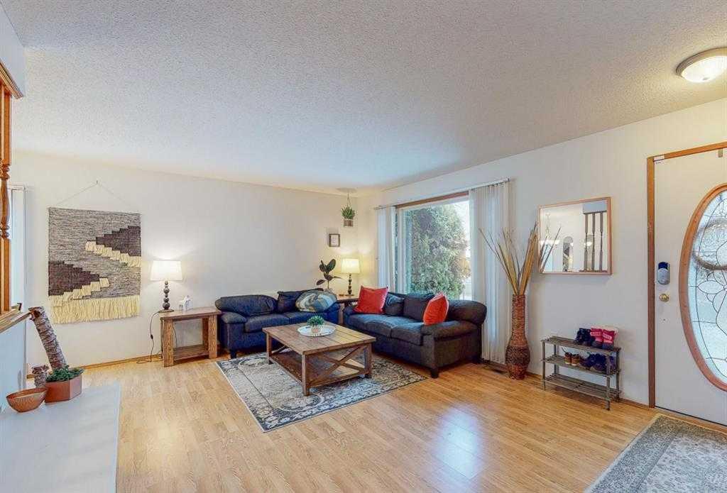 Picture for 31 Rossdale Way SE