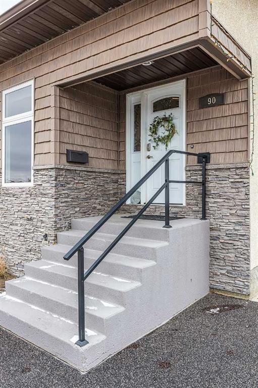 Picture for 90 Robinson Crescent SE