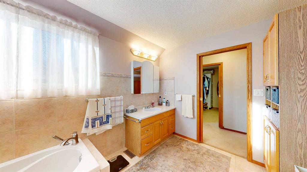 Picture for 235 5 Street SE https://www.cirrealty.ca/reb/mhreb/5/A2265285_48.jpg