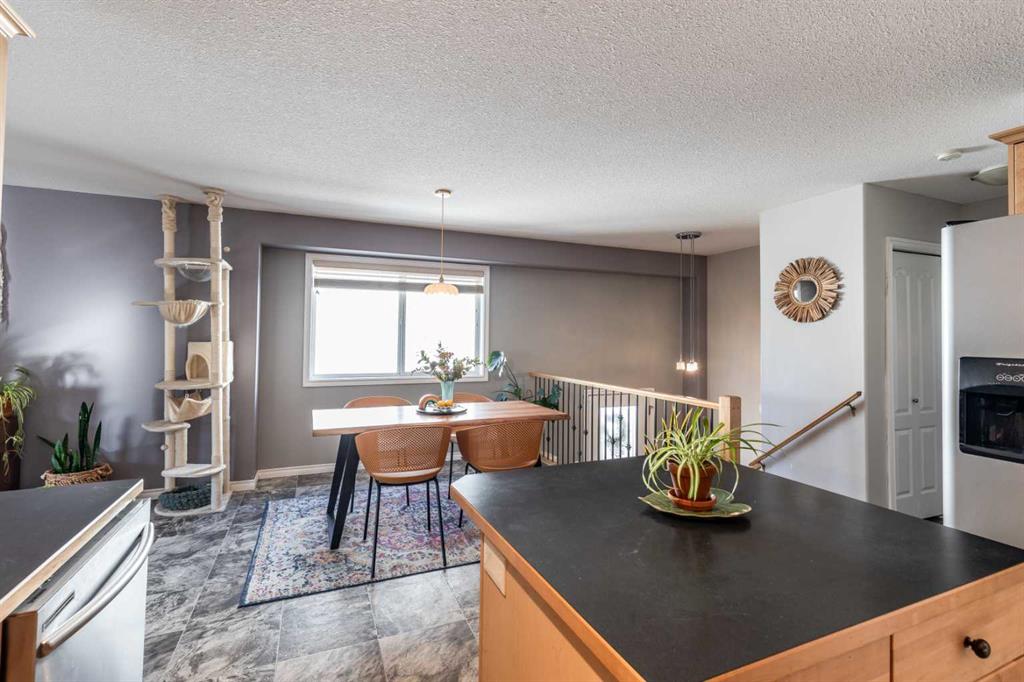 Picture for 87 Vista Road SE https://www.cirrealty.ca/reb/mhreb/5/A2266055_12.jpg