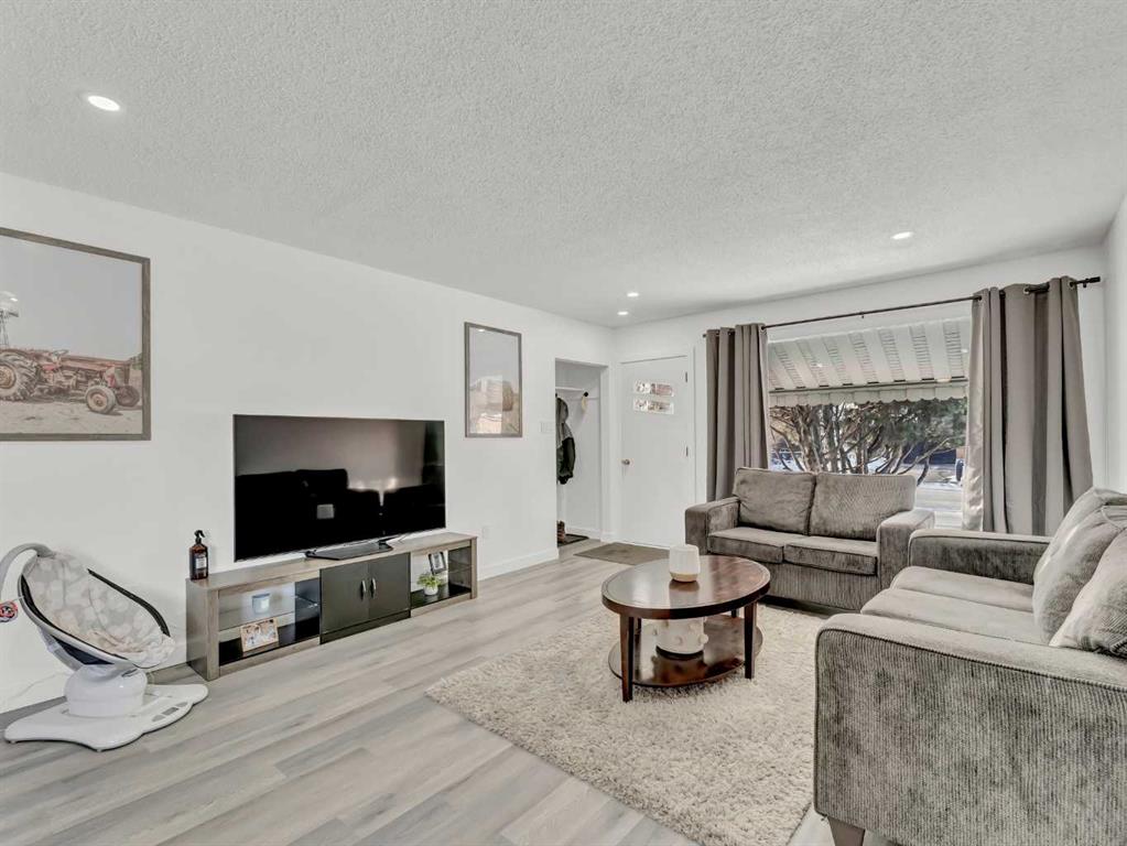 Picture for 763 Bassett Crescent NW