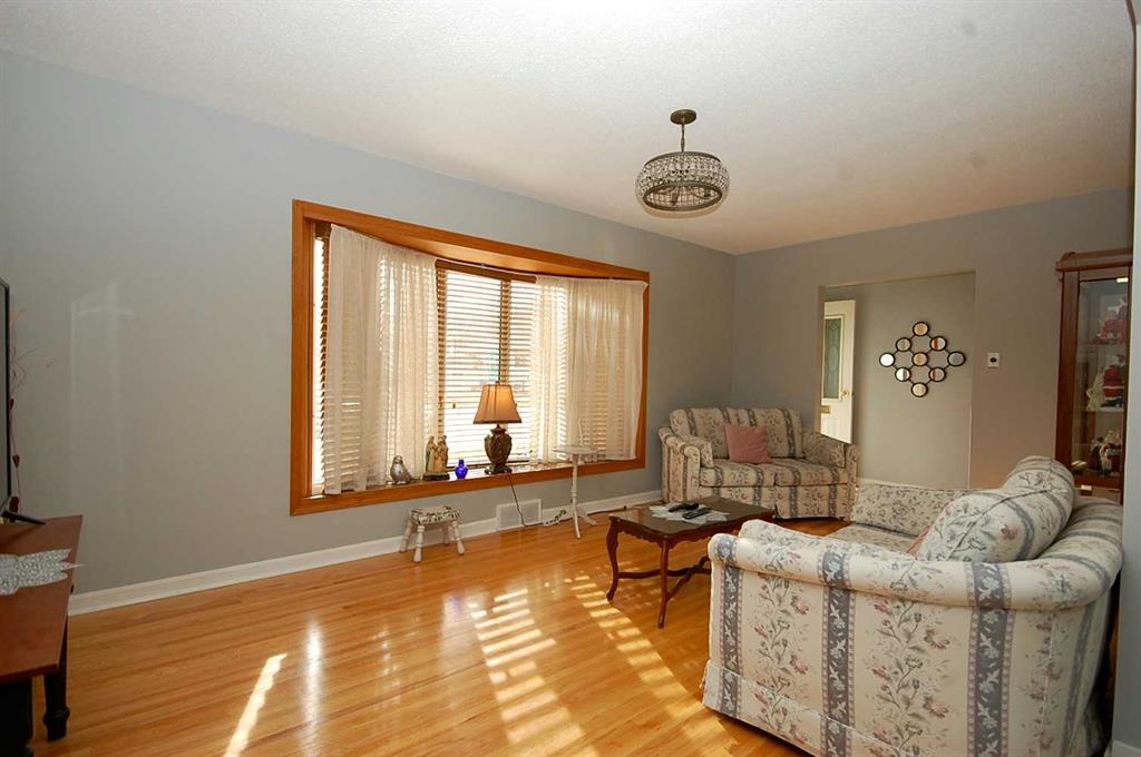 Picture for 654 6 Street SW