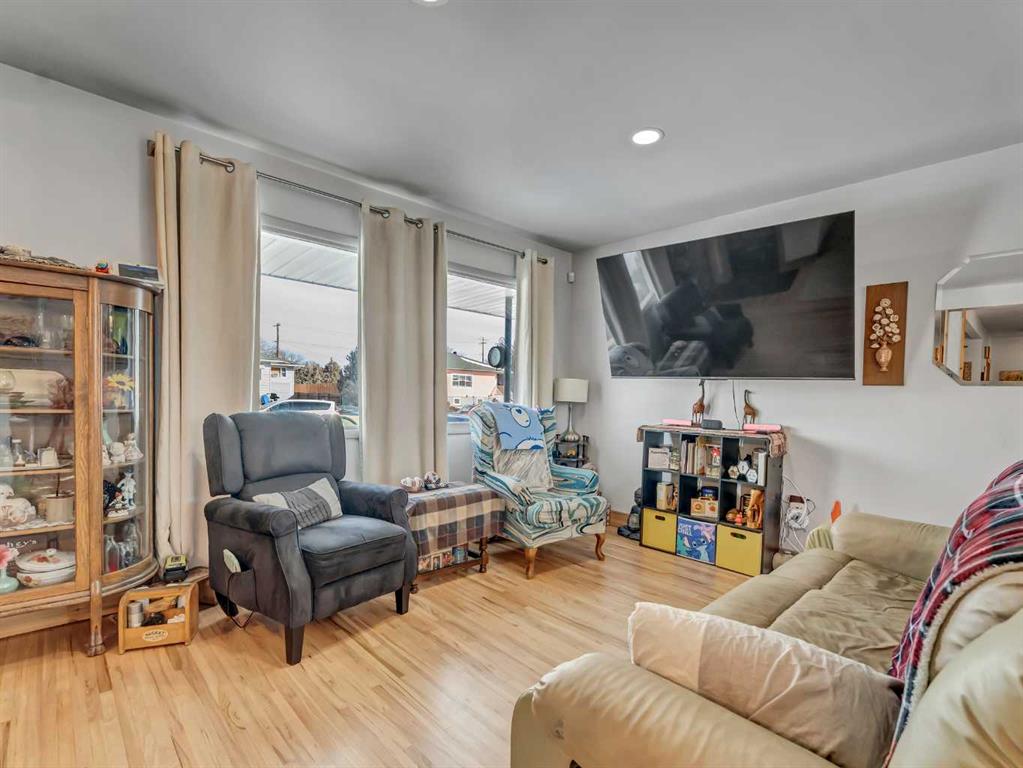 Picture for 421 9 Street SW