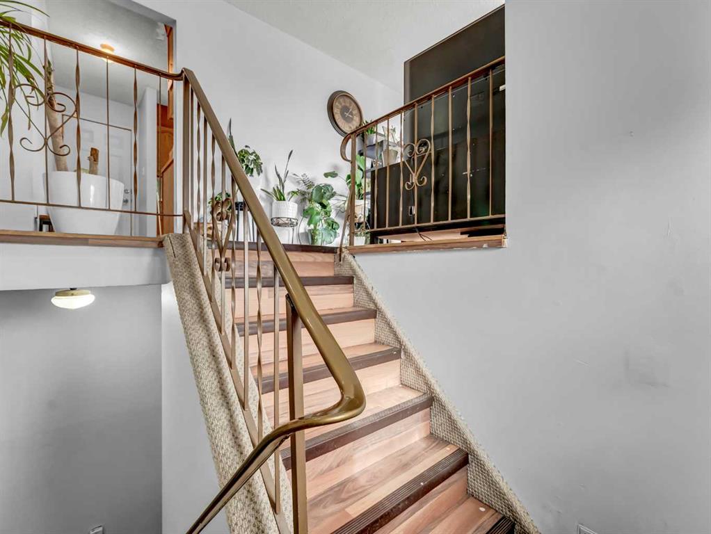 Picture for 33 Ross Glen Road SE