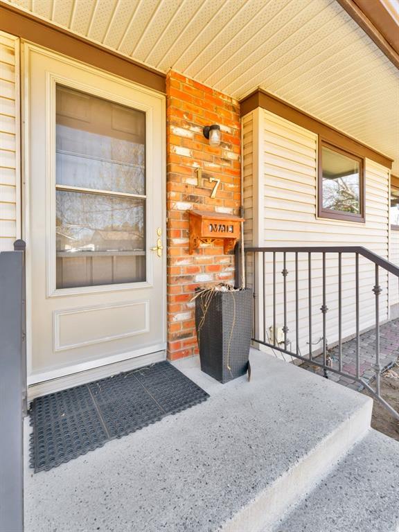 Picture for 17 Ross Glen Way SE