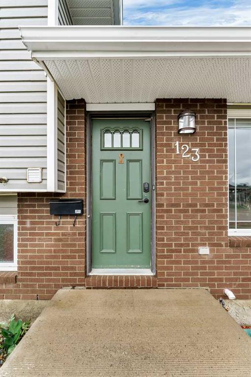 Picture for 123 Rossland Road SE