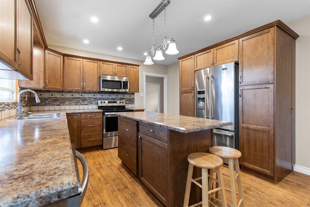 Picture for 417 2 Street SE https://www.cirrealty.ca/reb/mhreb/9/A2265349_11.jpg