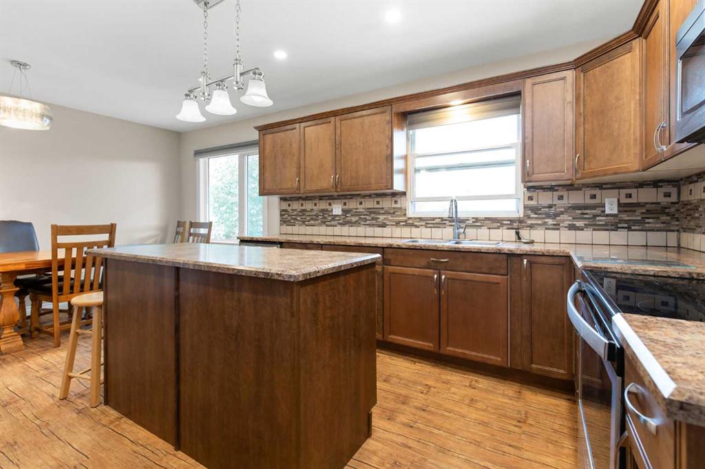 Picture for 417 2 Street SE https://www.cirrealty.ca/reb/mhreb/9/A2265349_15.jpg