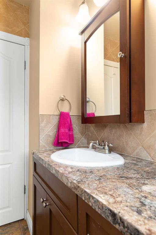 Picture for 417 2 Street SE https://www.cirrealty.ca/reb/mhreb/9/A2265349_17.jpg