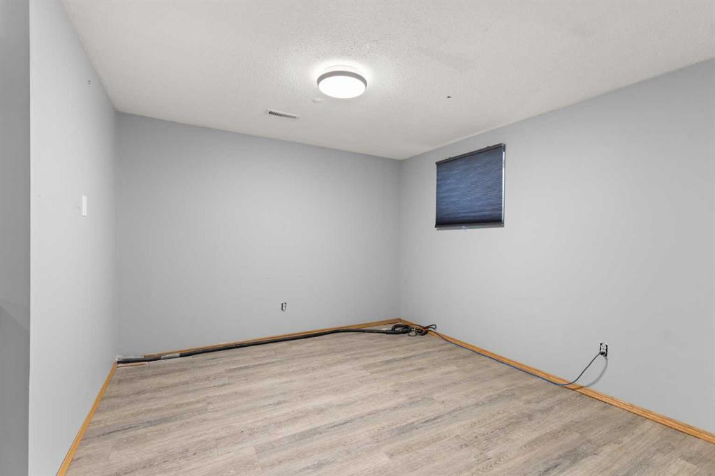 Picture for 417 2 Street SE https://www.cirrealty.ca/reb/mhreb/9/A2265349_25.jpg