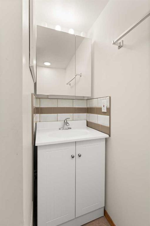 Picture for 417 2 Street SE https://www.cirrealty.ca/reb/mhreb/9/A2265349_28.jpg