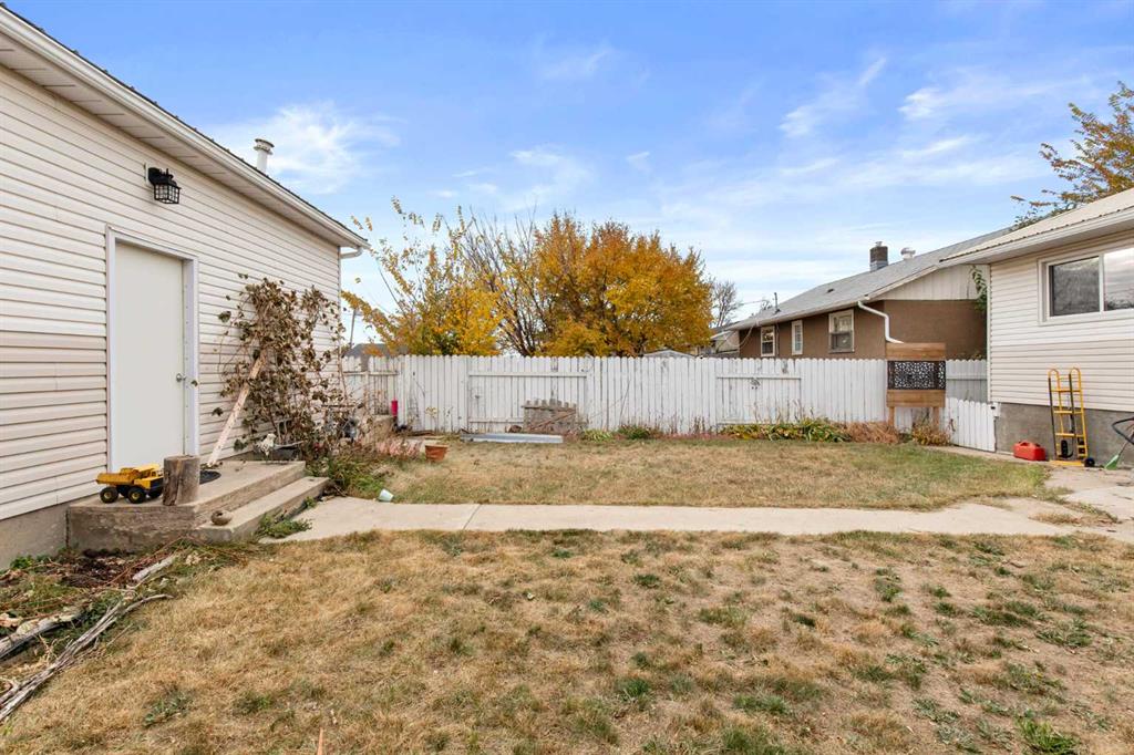 Picture for 417 2 Street SE https://www.cirrealty.ca/reb/mhreb/9/A2265349_40.jpg
