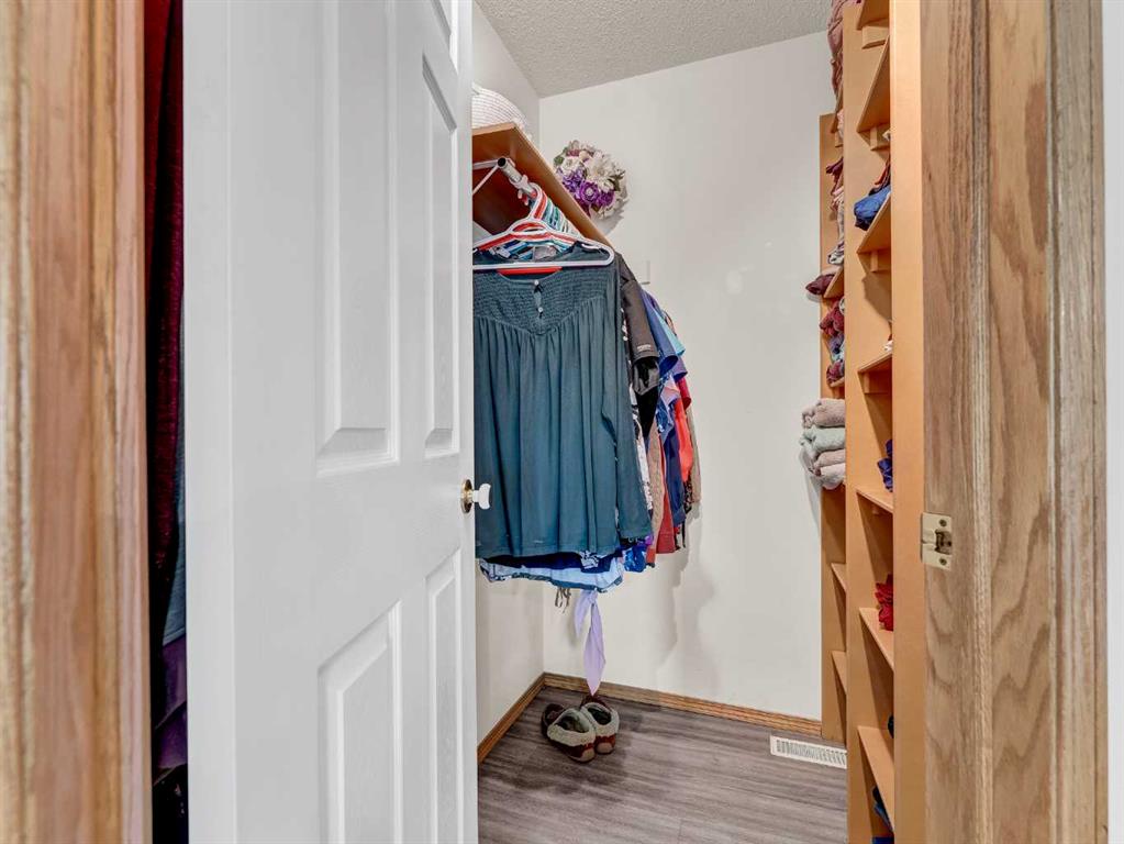 Picture for 35 Heritage Court NE https://www.cirrealty.ca/reb/mhreb/9/A2266619_27.jpg