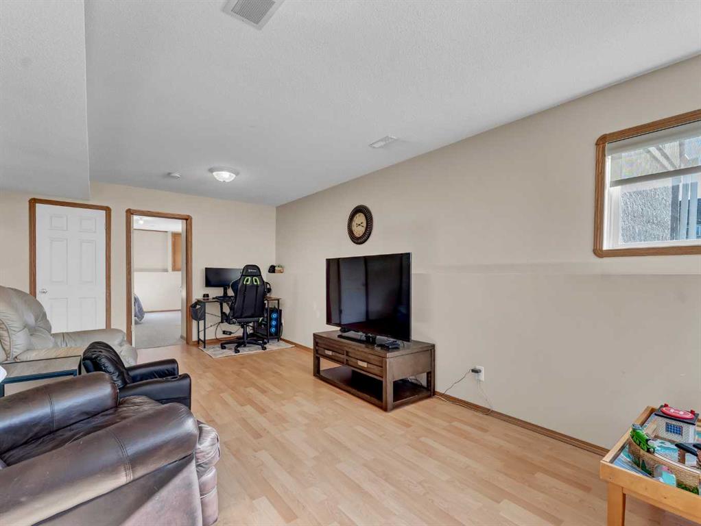 Picture for 35 Heritage Court NE https://www.cirrealty.ca/reb/mhreb/9/A2266619_32.jpg