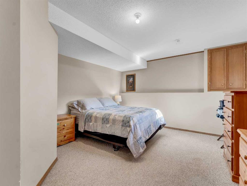 Picture for 35 Heritage Court NE https://www.cirrealty.ca/reb/mhreb/9/A2266619_33.jpg