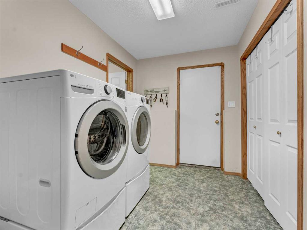 Picture for 35 Heritage Court NE https://www.cirrealty.ca/reb/mhreb/9/A2266619_37.jpg