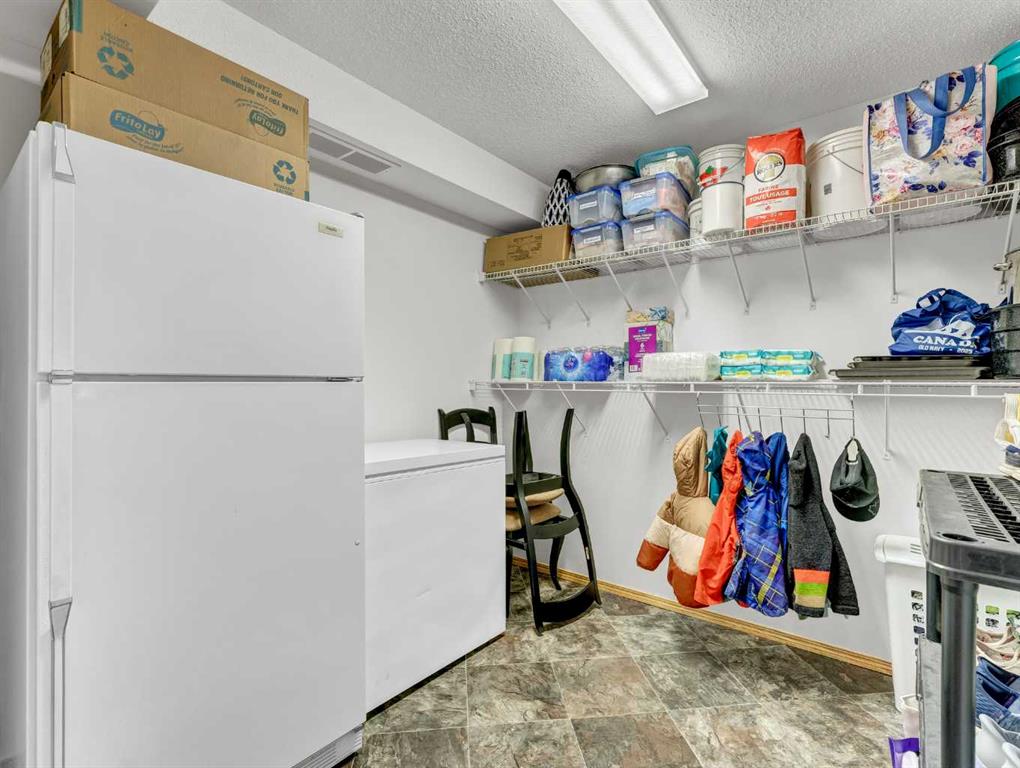 Picture for 35 Heritage Court NE https://www.cirrealty.ca/reb/mhreb/9/A2266619_38.jpg