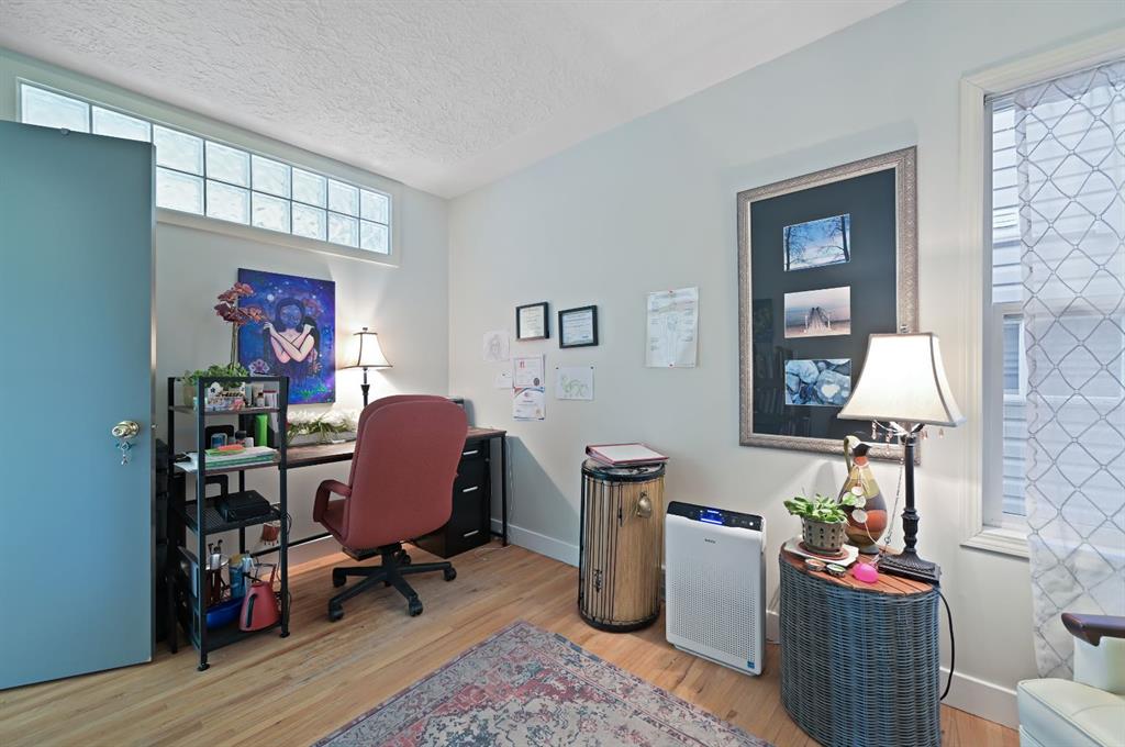 Picture for 132 17 Avenue NW