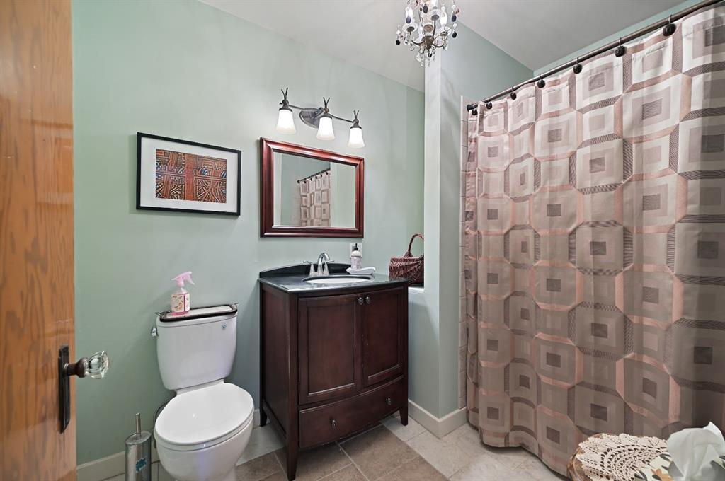 Picture for 132 17 Avenue NW