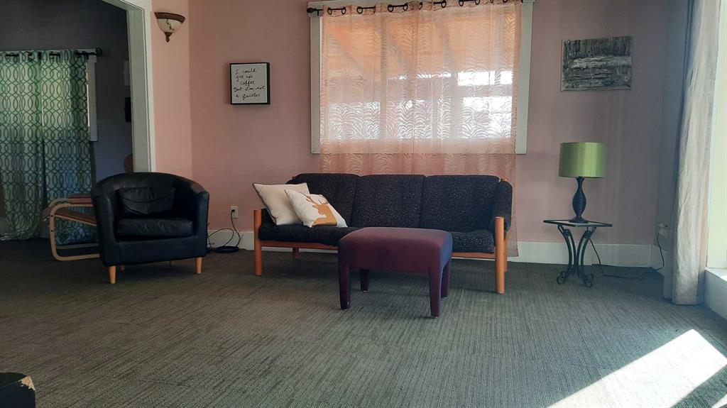 Picture for 274 3 Street W