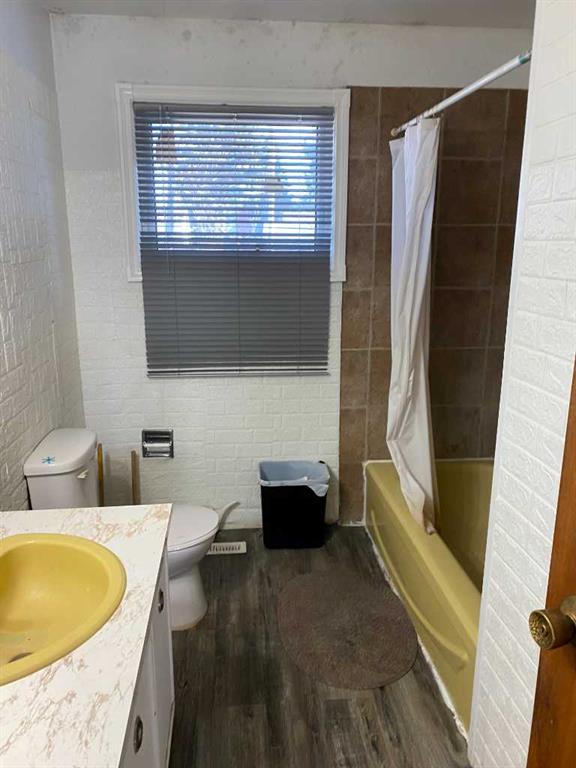 Picture for 424 2 Street W