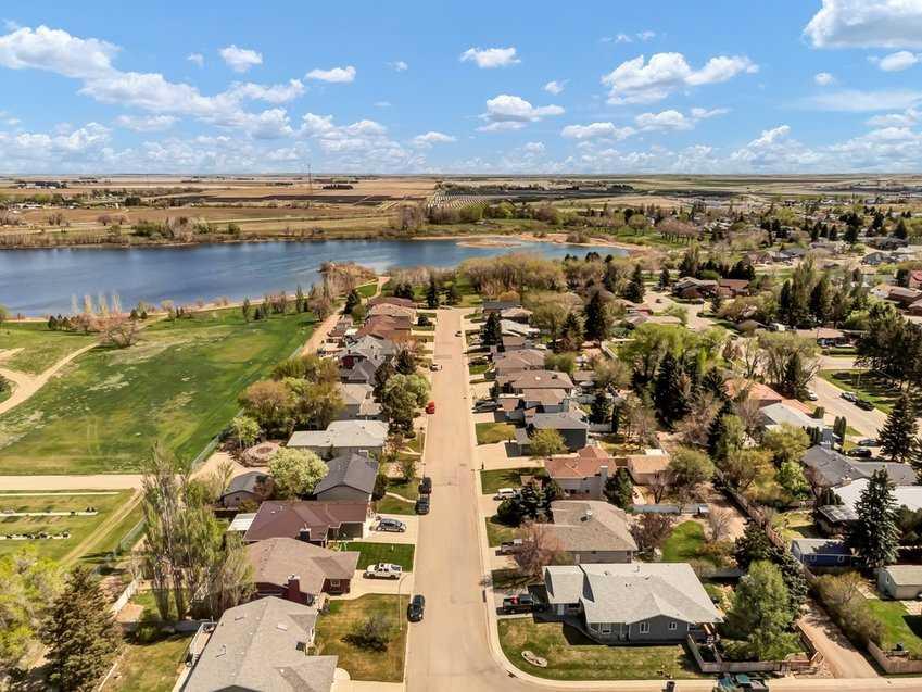 Picture for 79 Fairview Way E