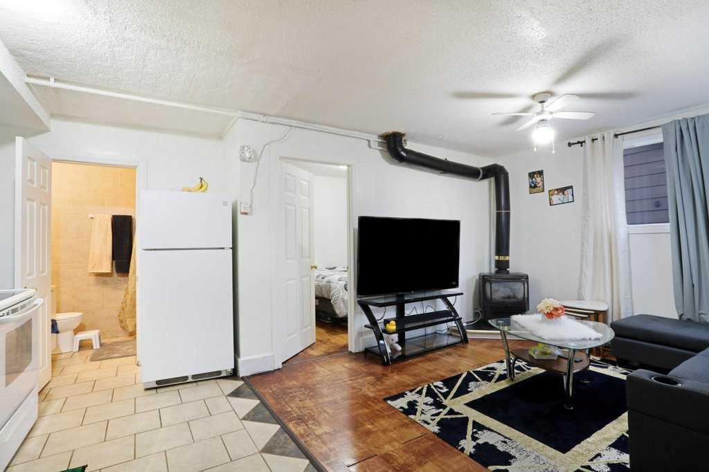 Picture for 135 1 Street E