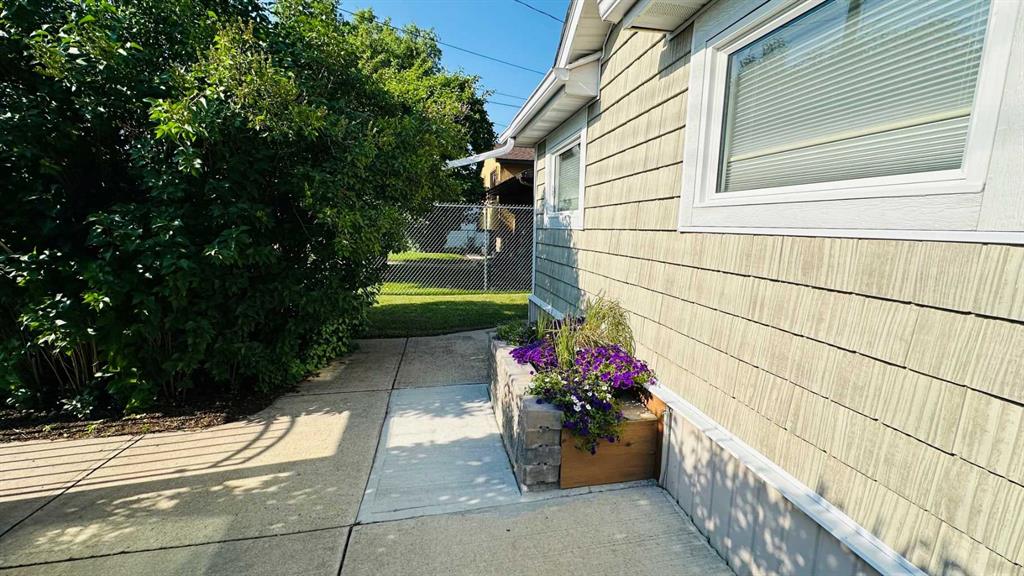 Picture for 104 24 Street NW Street 