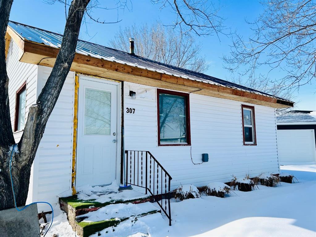 CIR Realty 307 1 Avenue E CIR REALTY , Oyen, NONE,T0J2J0 ; Listing