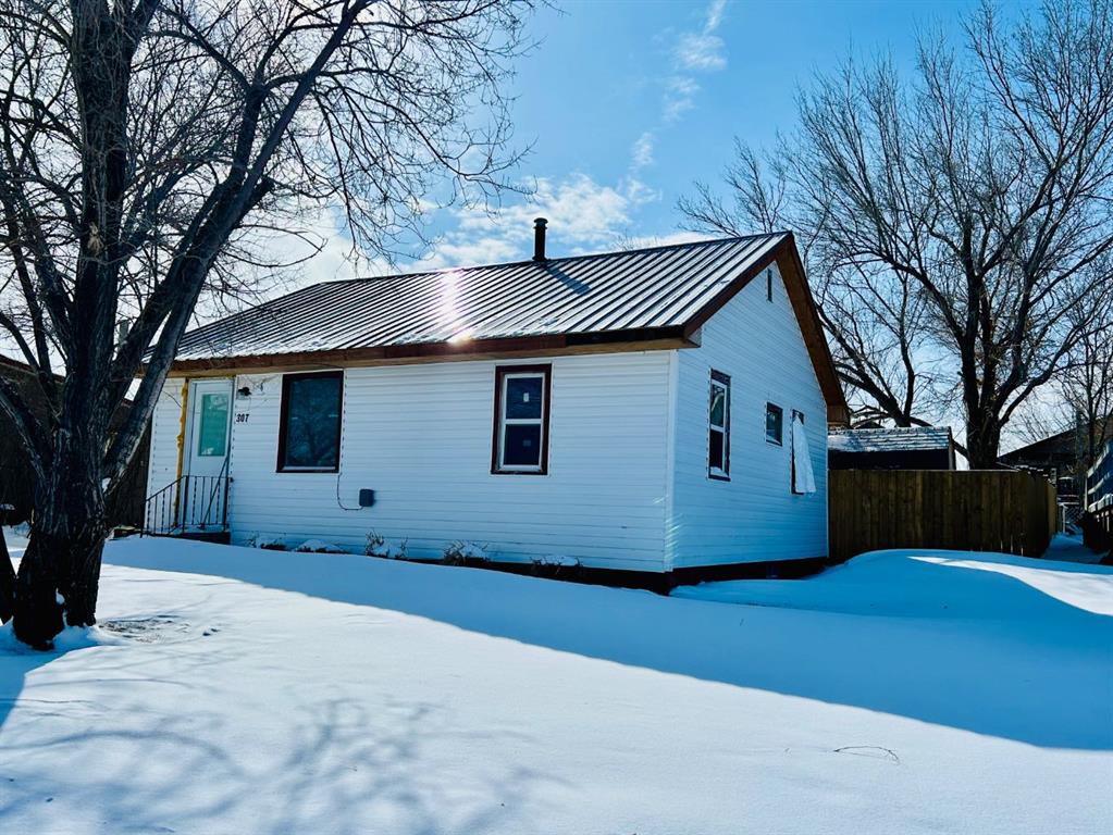 CIR Realty 307 1 Avenue E CIR REALTY , Oyen, NONE,T0J2J0 ; Listing