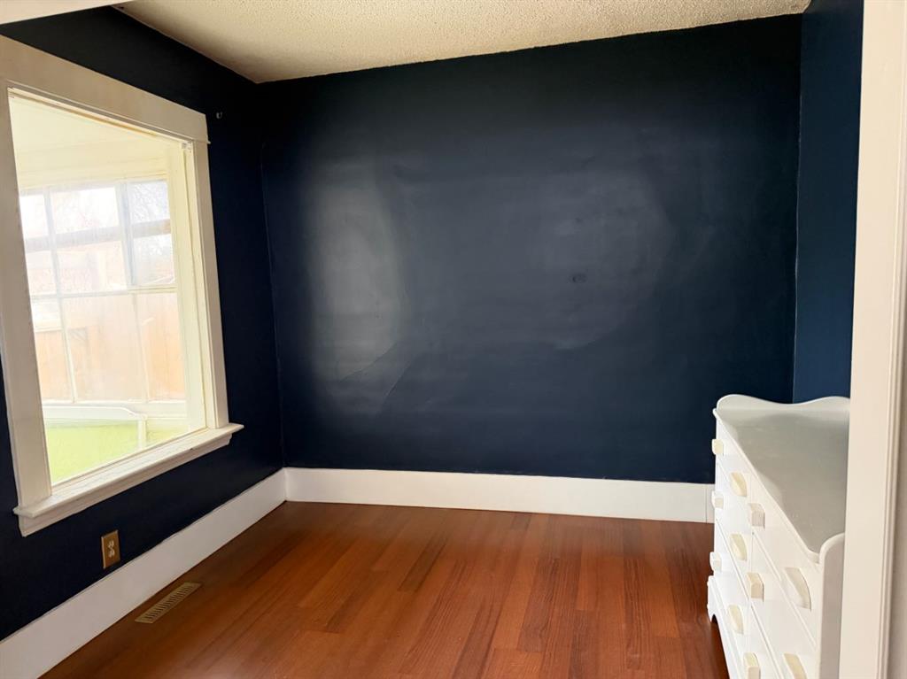 Picture for 461 5 Street E