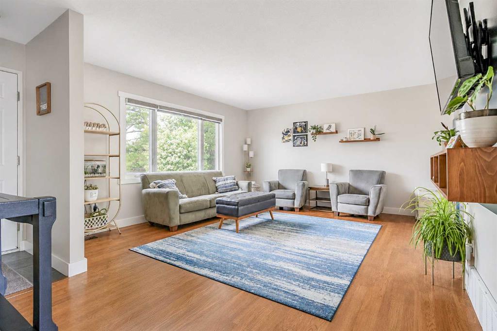Picture for 56 Chinook Crescent W