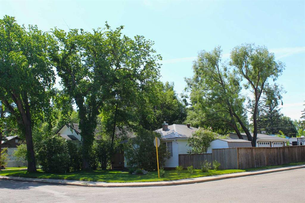 Picture for 31 Spruce Avenue W