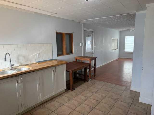 Picture for 899 3 Avenue W