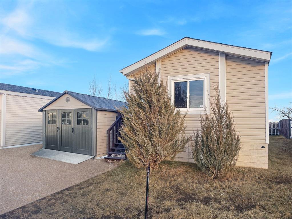 Picture for 105 Meadowlake Close E